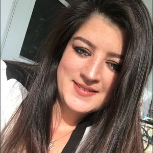 Meet your Posher, Cassandra